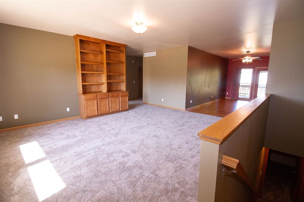 213 N Hillcrest Cir, Center Point, IA 52213 - photo 1