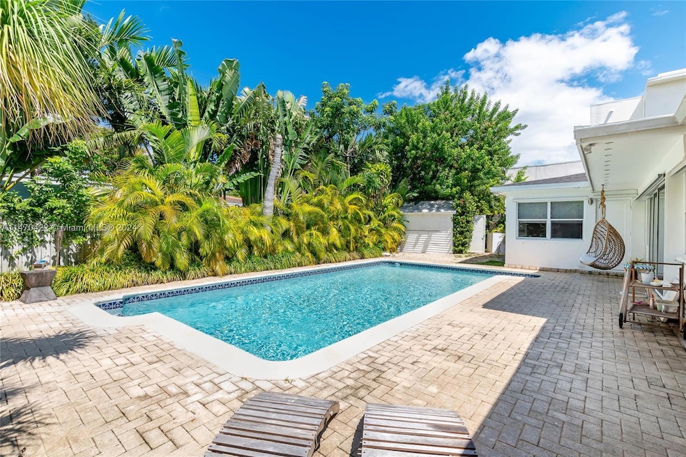 654 Hampton Ln, Key Biscayne, FL 33149 - photo 1