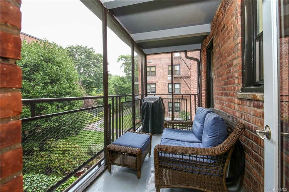 Welcome to this 2BR-2Bath apartment. Theres a very
