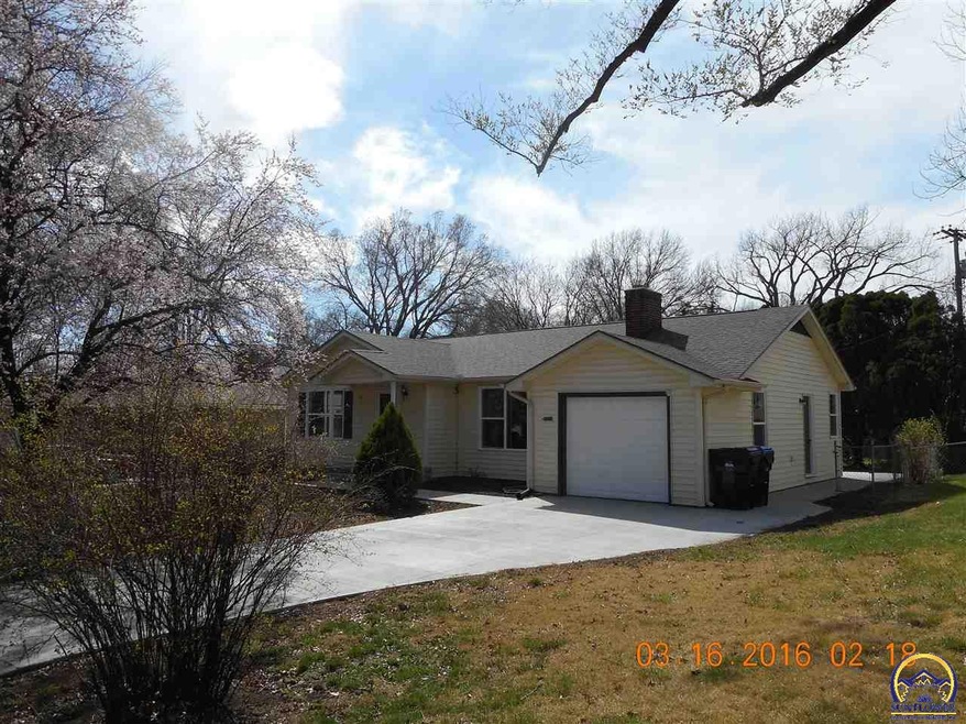 1023 SW Parkview St, Topeka, KS 66604 - photo 1