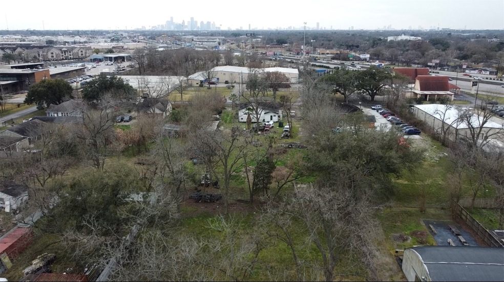 711 E Burress St, Houston, TX 77022 - photo 1