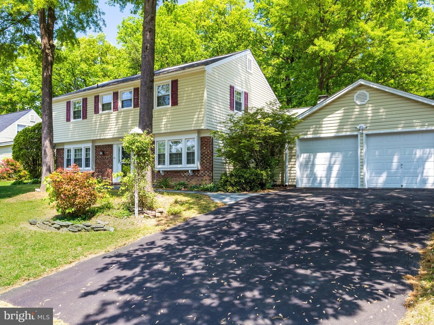 12835 Point Pleasant Dr, Fairfax, VA 22033 - photo 1