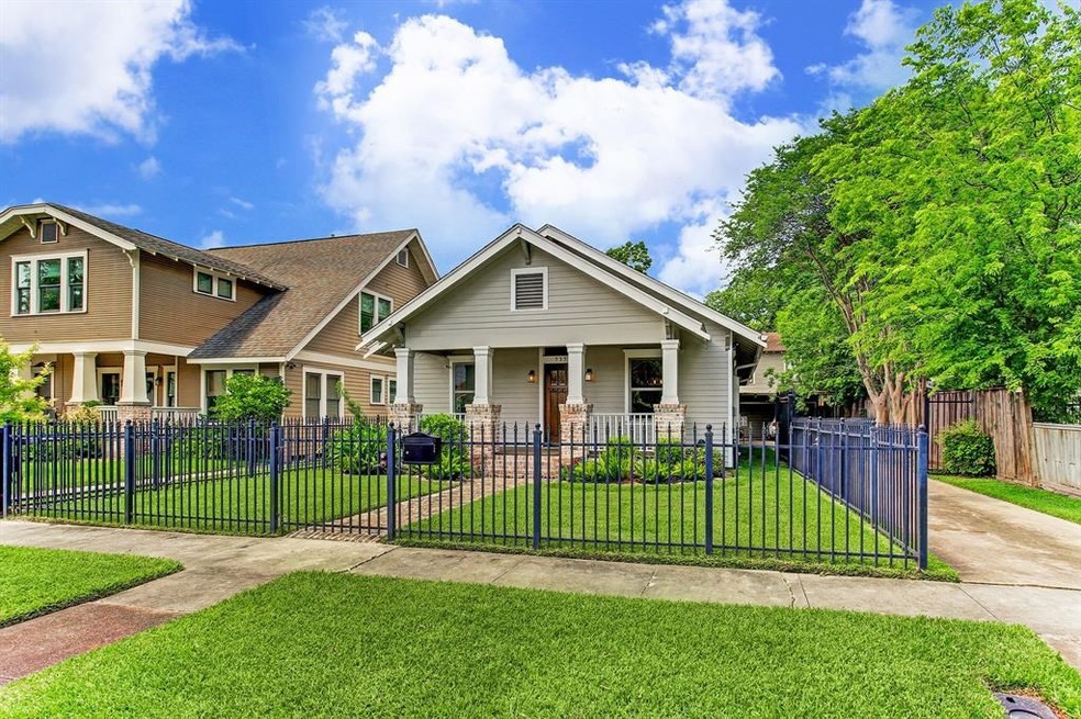 737 E 6th 1/2 St, Houston, TX 77007 - photo 1