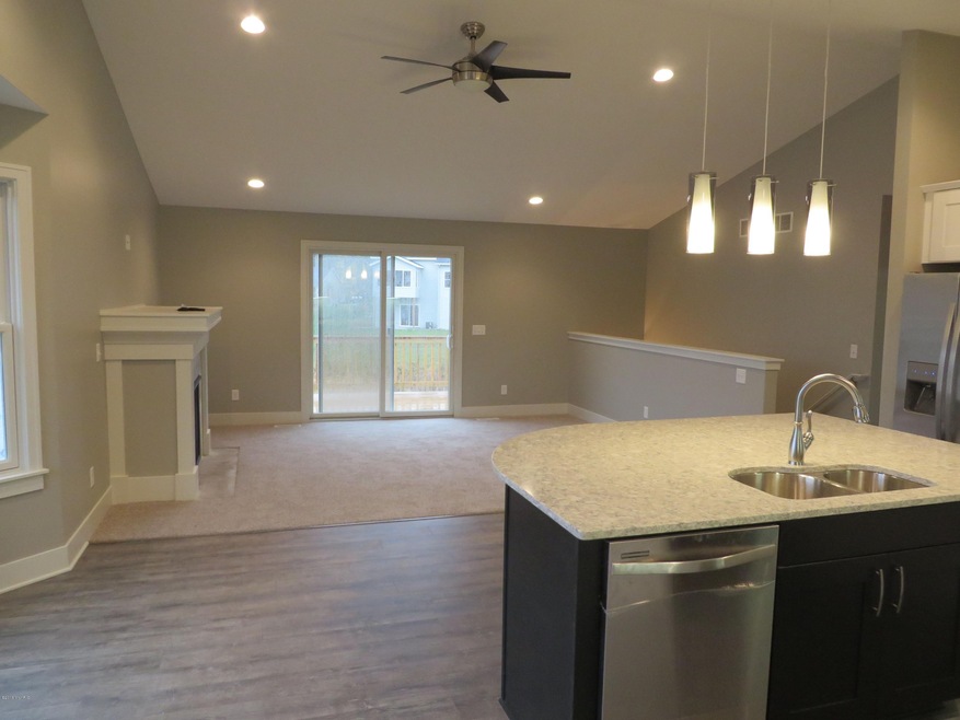 115 Brewer Park Cir unit 34, Grand Rapids, MI 49548 - photo 1