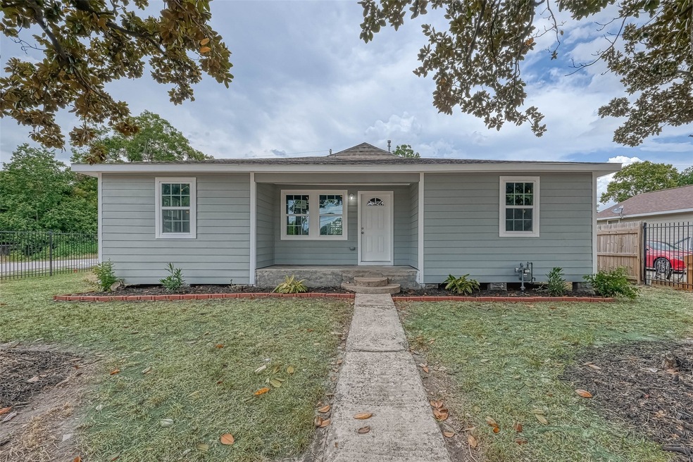 984 N Victory Dr, Houston, TX 77088 - photo 1