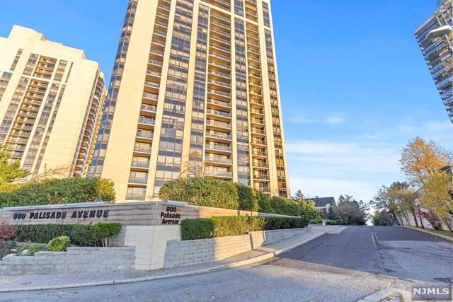 Buckingham Towers unit 1608, Fort Lee, NJ 07024 - photo 1