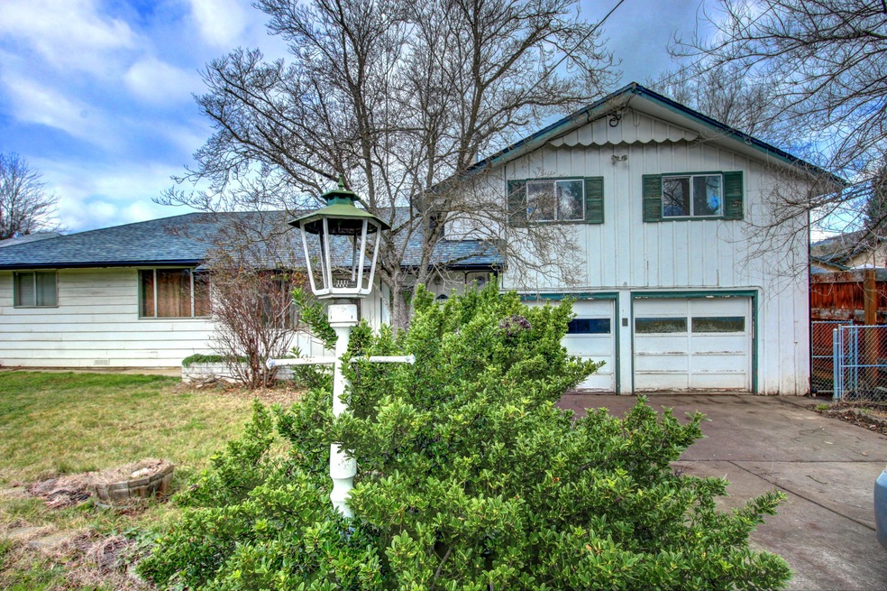 3091 E McAndrews Rd, Medford, OR 97504 - photo 1