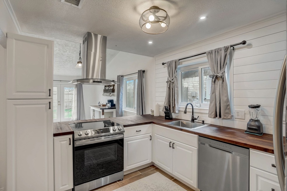 17006 Barcelona Dr, Friendswood, TX 77546 - photo 1