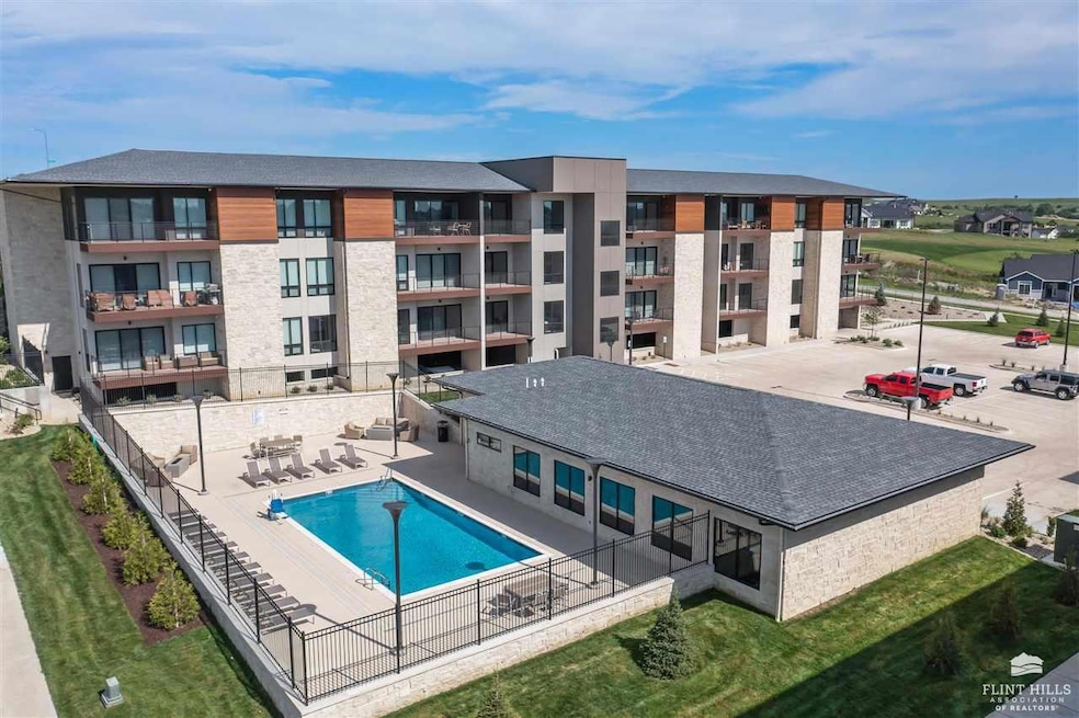 3022 Fieldhouse Cir unit 305, Manhattan, KS 66503 - photo 1