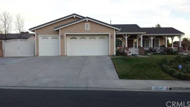 Great curb appeal. Lots of parking