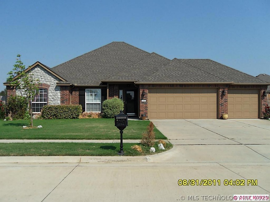 Back on Market! Inspections passed and move in rea