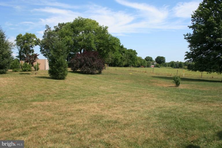 557 Hilltop Cir, Greencastle, PA 17225 - photo 1