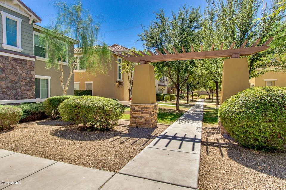 428 N Mahogany_Common area