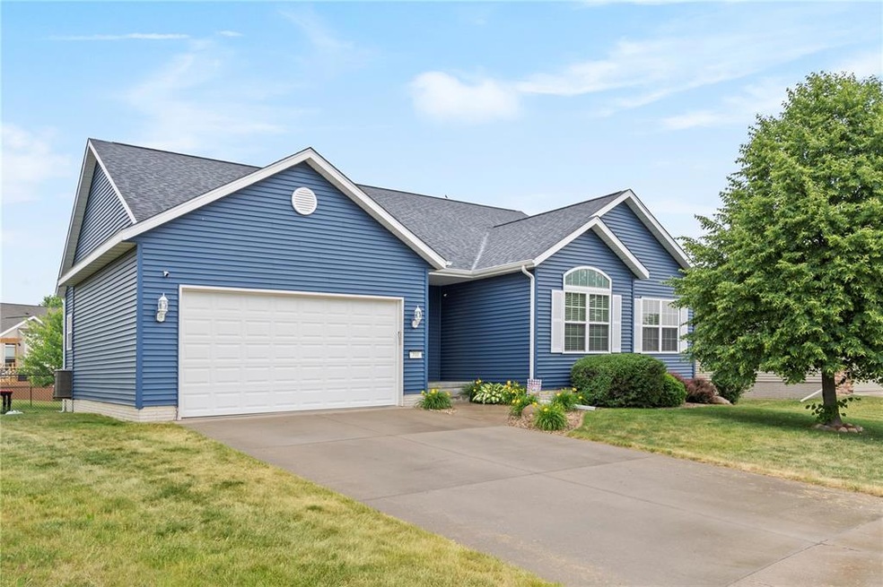 700 Limerock Dr NW, Cedar Rapids, IA 52405 - photo 1