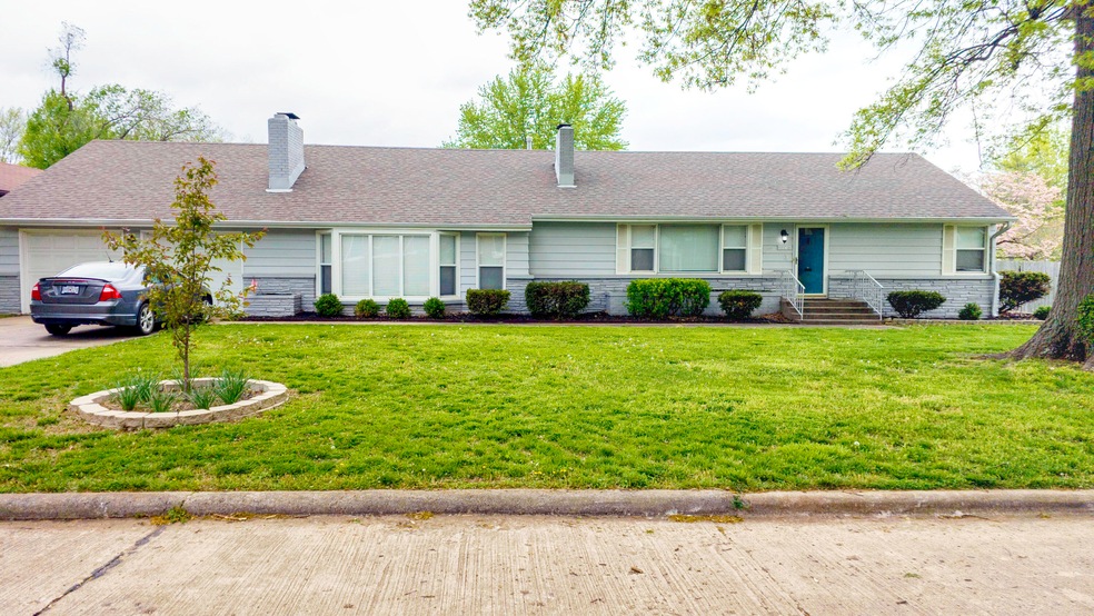 1143 E Linwood Dr