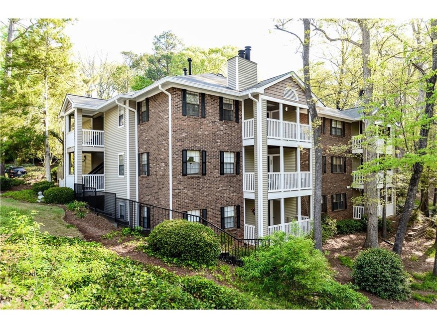 Ground Floor home that overlooks al the trees and 