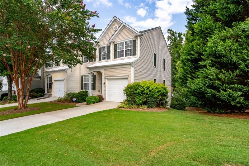 Desirable end unit with adjoining green space