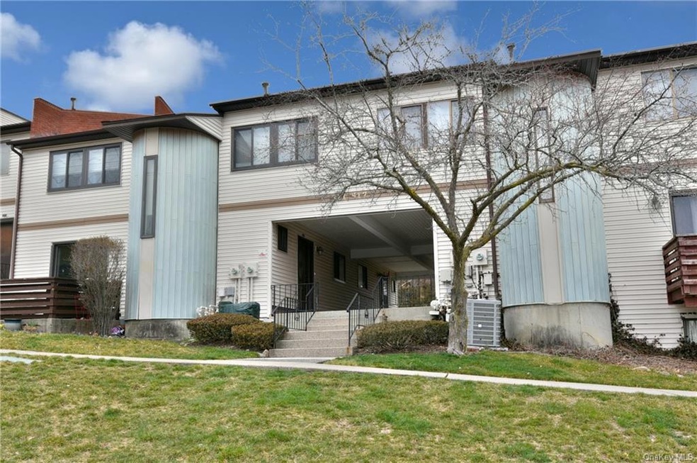 513 Country Club Ln unit 513, Pomona, NY 10970 - photo 1