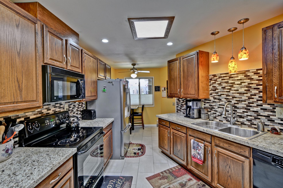 13817 N Thunderbird Blvd, Sun City, AZ 85351 - photo 1