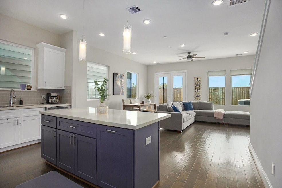 5518 Rosslyn Rd, Houston, TX 77091 - photo 1