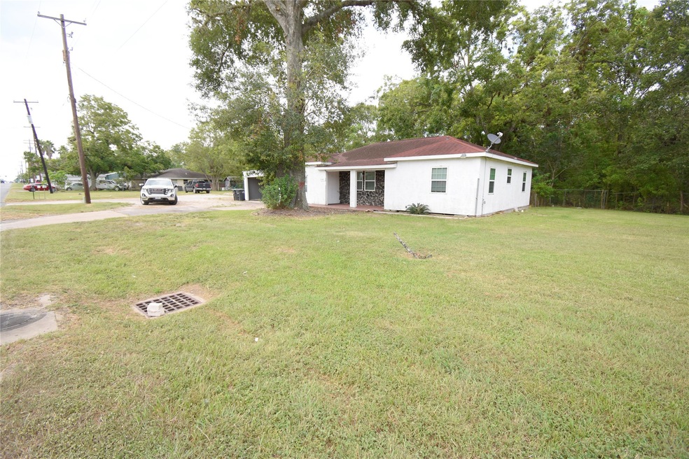 2140 W Highway 6, Alvin, TX 77511 - photo 1