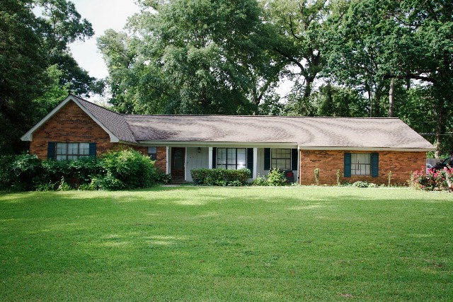 401 Aston Ave, McComb, MS 39648 - photo 1