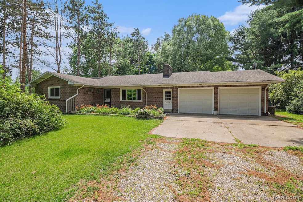7047 Birchwood Dr, Mount Morris, MI 48458 - photo 1