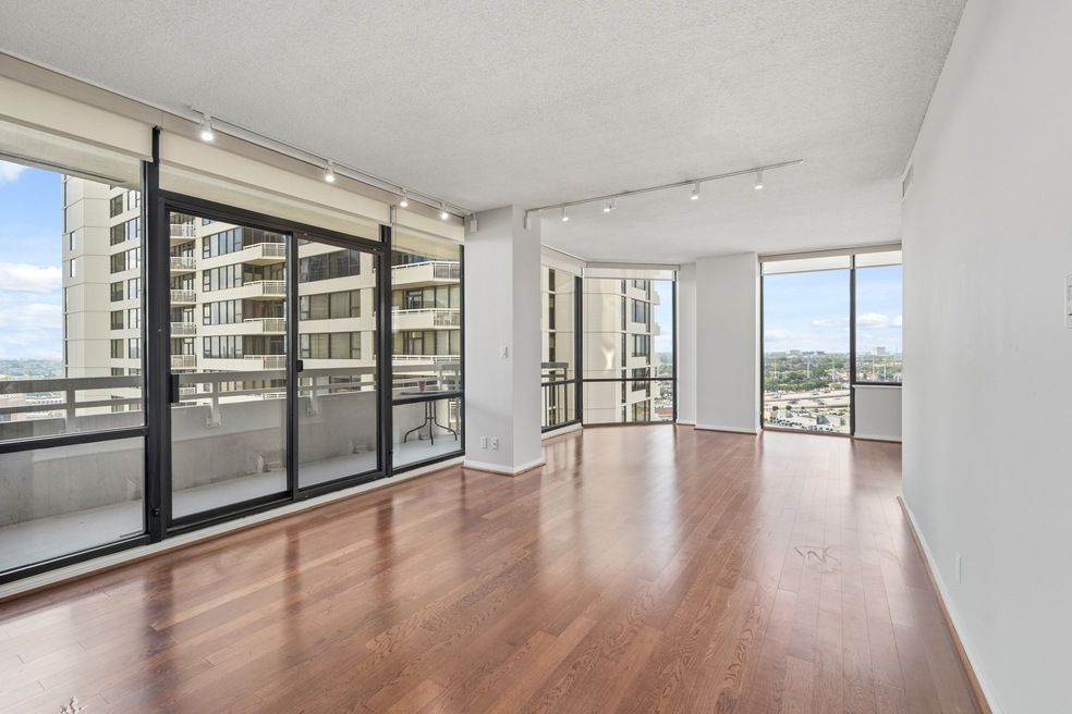Fabulous views from the new floor to ceiling windows. Corner unit gives you two amazing views of Houston