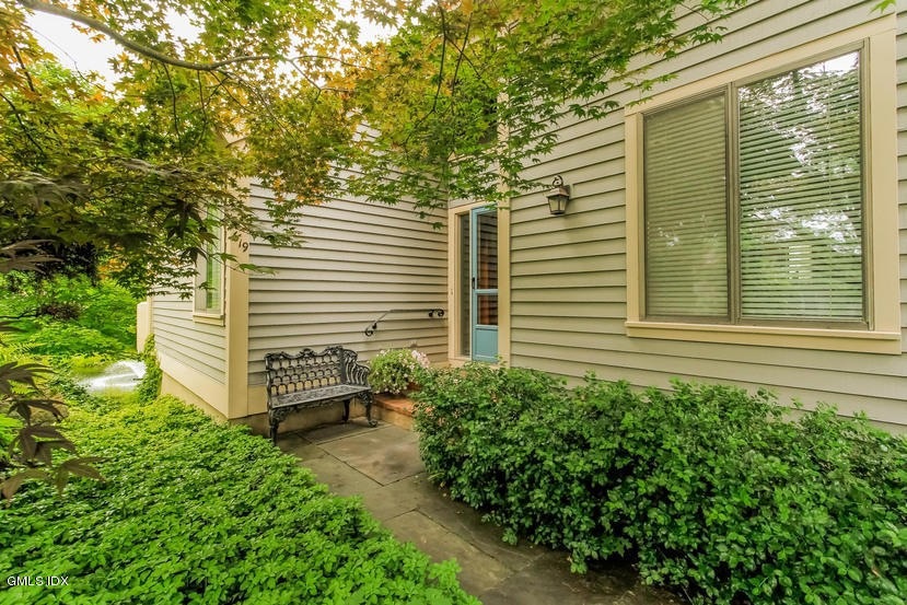 619 W Lyon Farm Dr unit 619, Greenwich, CT 06831 - photo 1