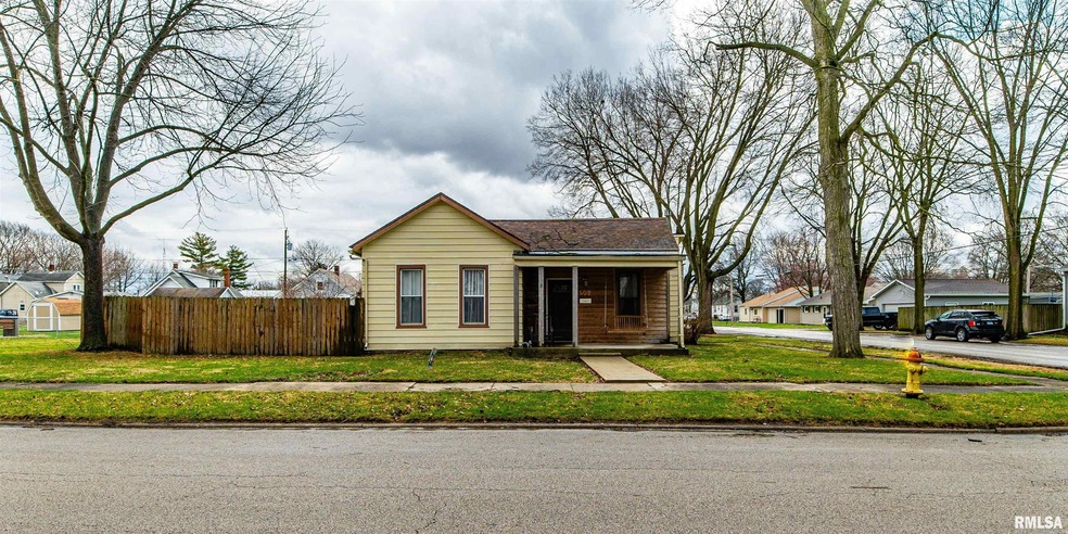 502 N Hamilton St, Lincoln, IL 62656 - photo 1