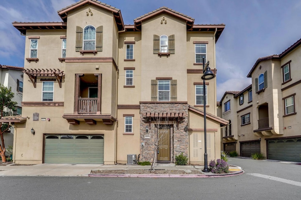 Sold $916,000 • Co-Listing Agent