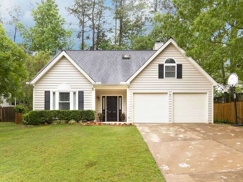 Exterior Front. E-Z maintenance w Vinyl Siding! Op