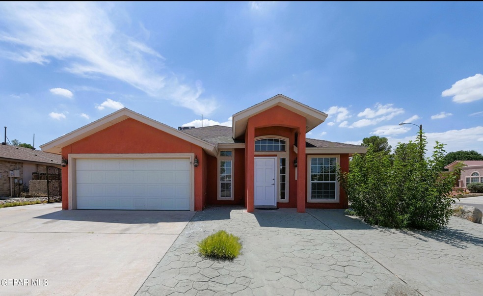 13924 Roslyn Dr, Horizon City, TX 79928 - photo 1