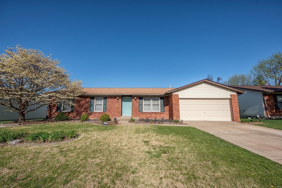 Welcome home to 2828 Olde Worcester!