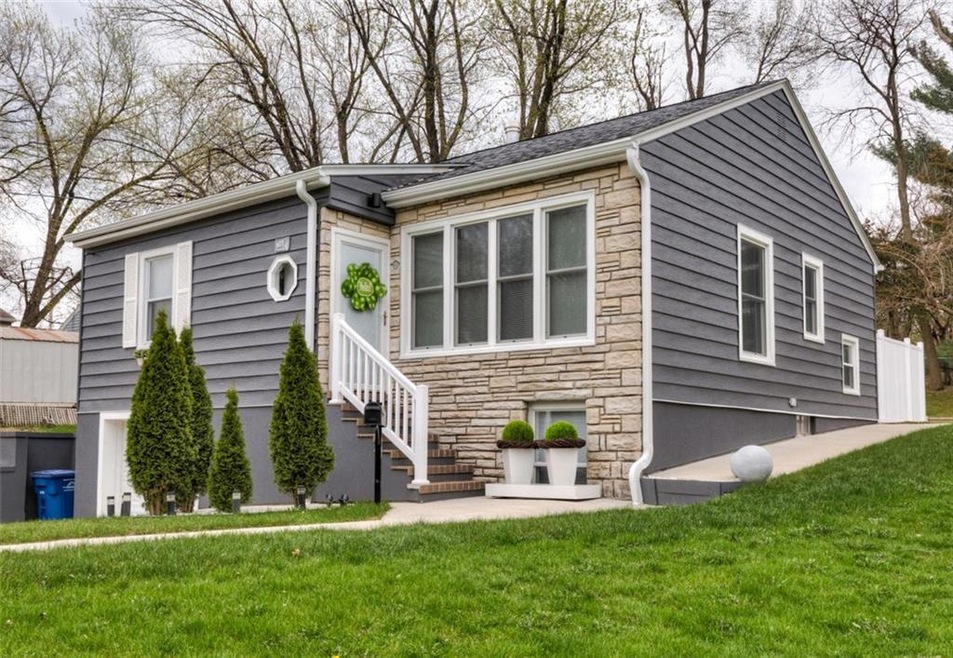 6008 Carpenter Ave, Des Moines, IA 50311 - photo 1