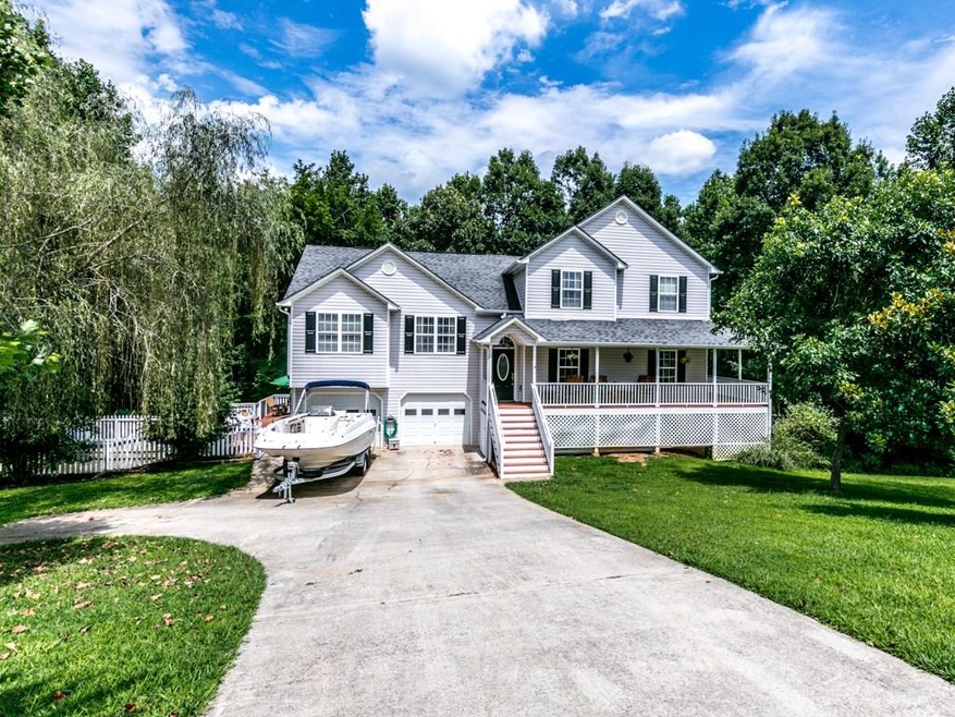 Welcome to this update spacious home with 4 bedroo