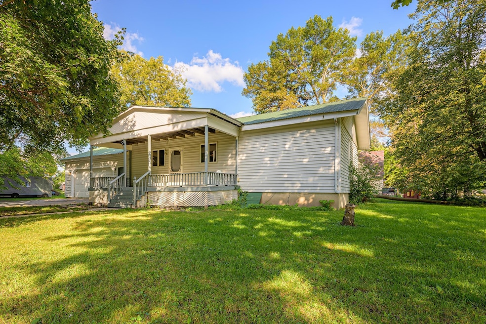 2 bed 1 bath home on a corner lot in Hector.