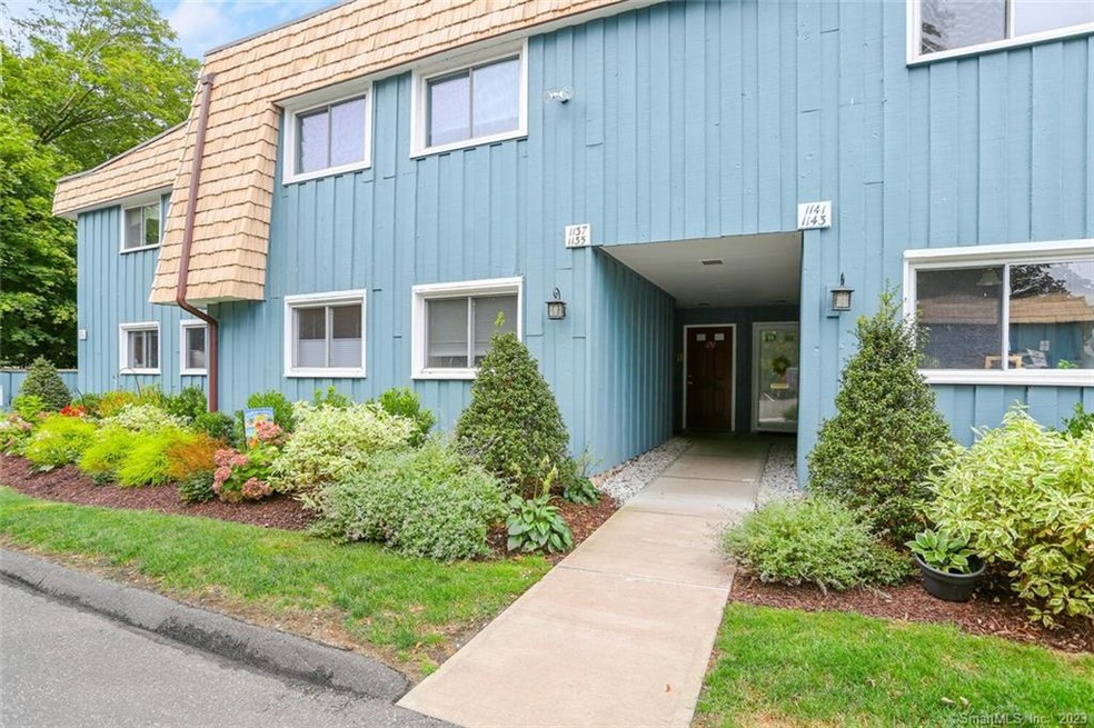 1135 Stratfield Rd unit 1135, Fairfield, CT 06825 - photo 1
