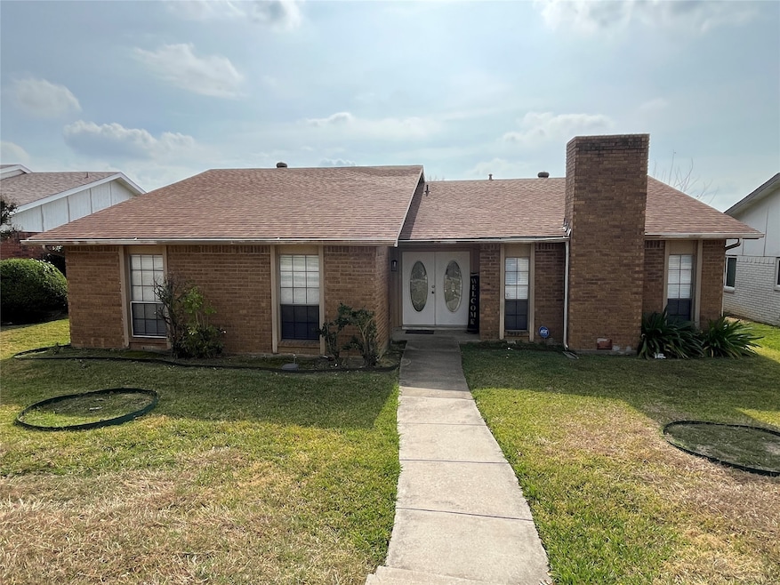 1810 Red Oak Ln, Carrollton, TX 75007 - photo 1