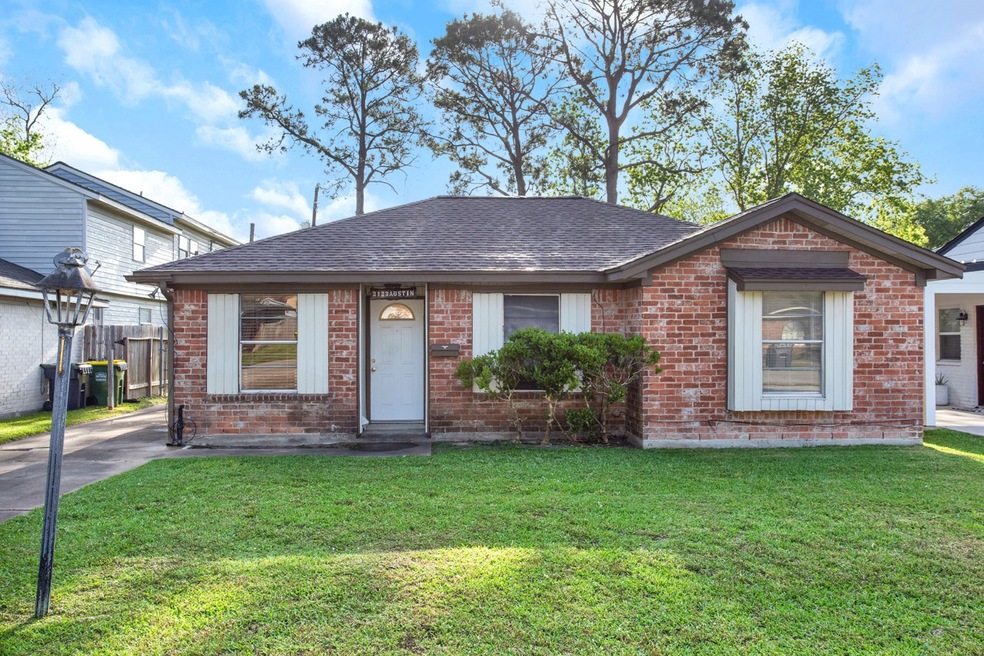 2123 N Austin Ave, Pearland, TX 77581 - photo 1