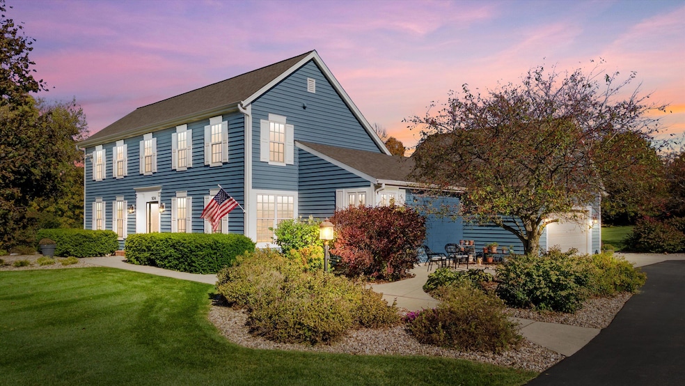 1694 Wolf Run Dr, Richfield, WI 53076 - photo 1