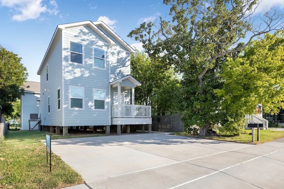 4020 Avenue North 1 2 Rear unit Front, Galveston, TX 77551 - photo 1