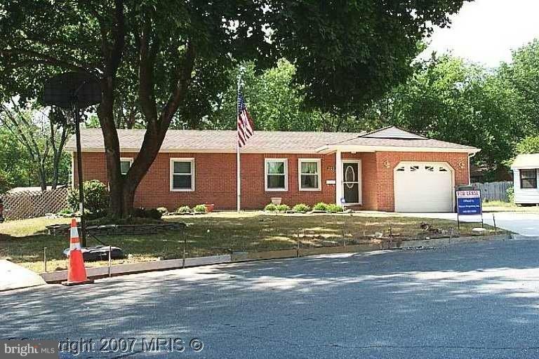 203 N Sycamore Ct, Sterling, VA 20164 - photo 1