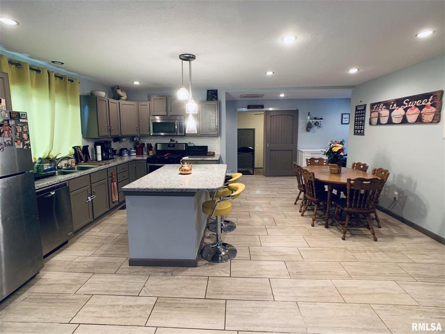 109 S Shaw St, Harrisburg, IL 62946 - photo 1