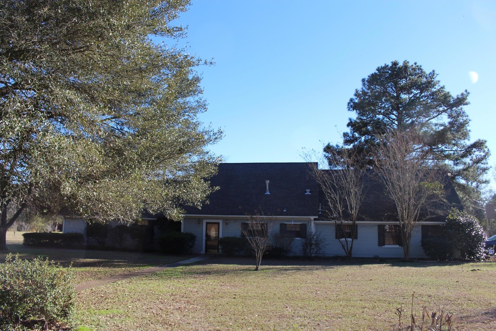 84 Mayfield Rd, Laurel, MS 39443 - photo 1