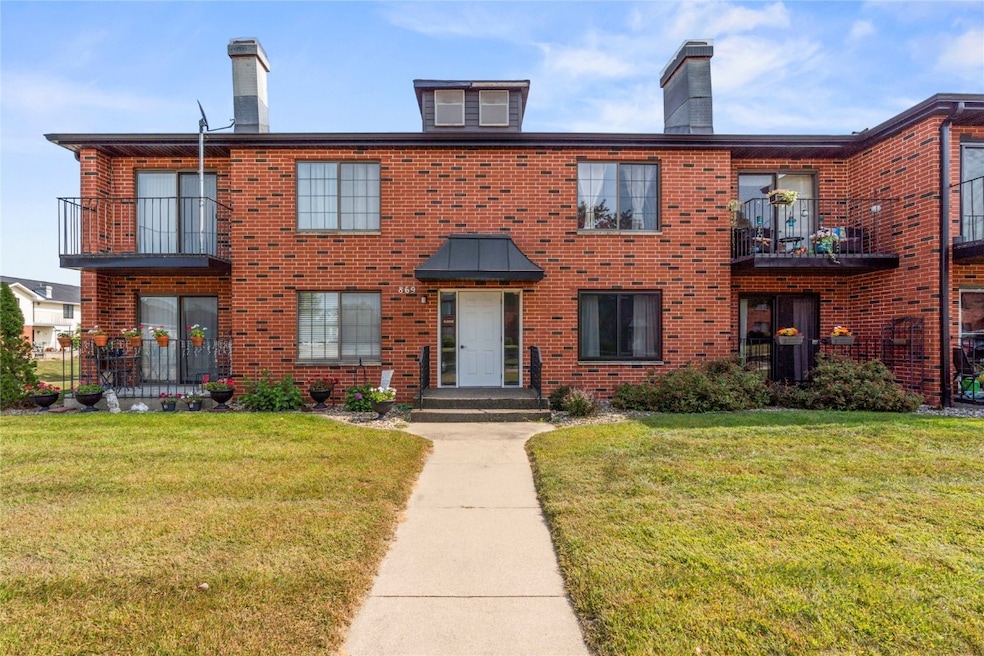 869 Kerry Ln SE unit 46, Cedar Rapids, IA 52403 - photo 1