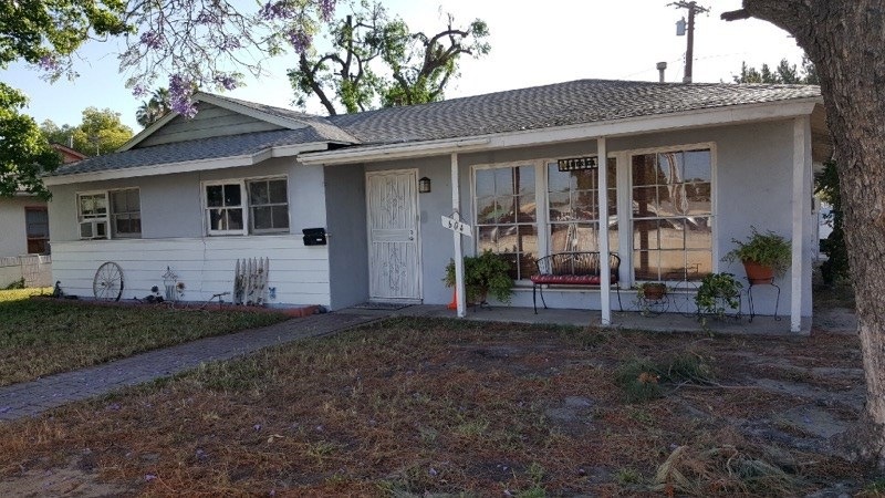 Quaint 3 bedroom 1 1/2 bath, open floor plan, home in the heart of Anaheim. Upgraded flooring and bathrooms. Move in ready. Large back yard with possibility for RV Access.