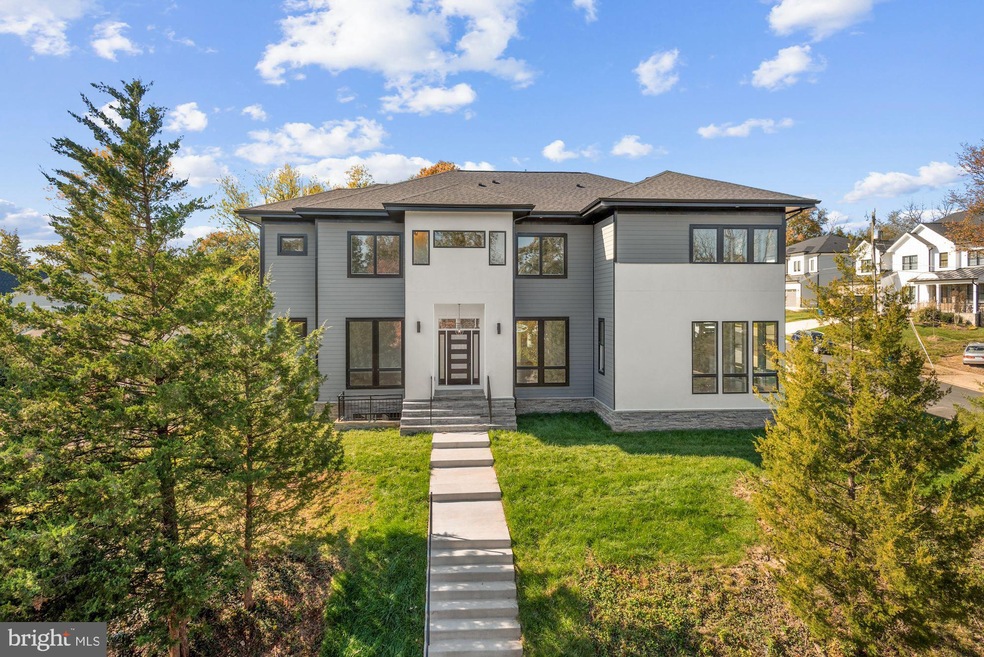 Sold $2,385,000 • Co-Listing Agent