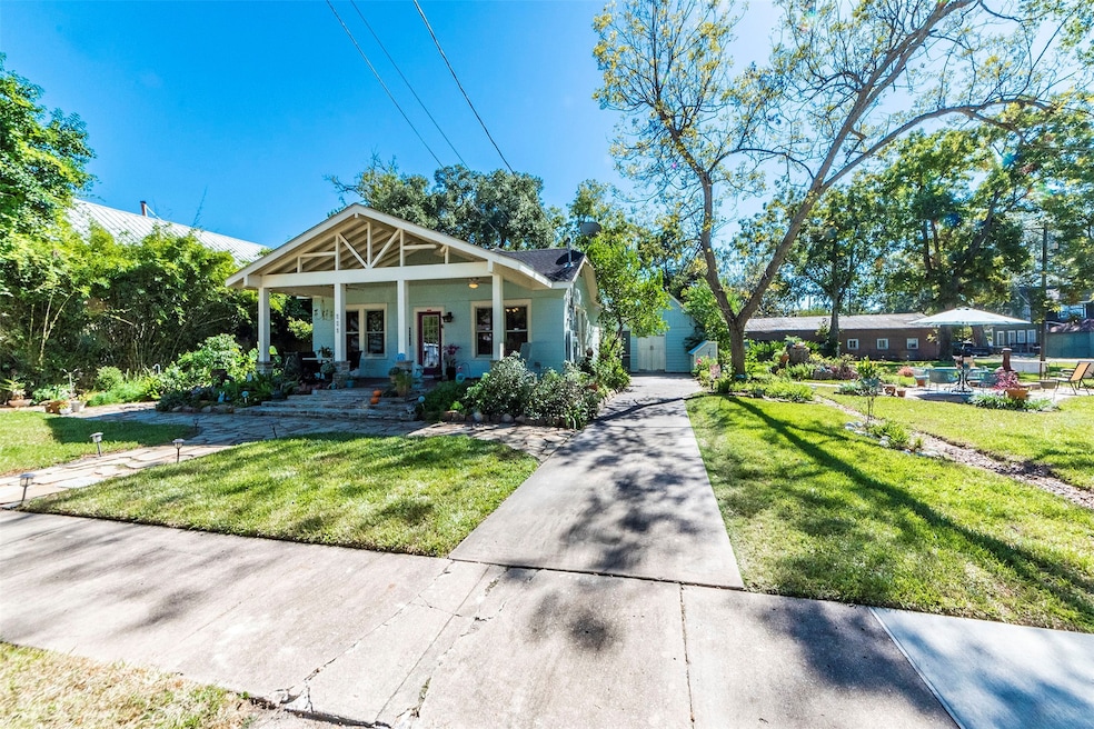 413 W Sidnor St, Alvin, TX 77511 - photo 1