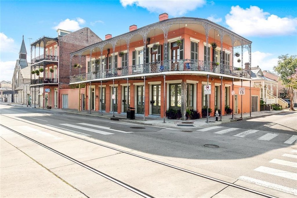 Classic French Quarter charming building